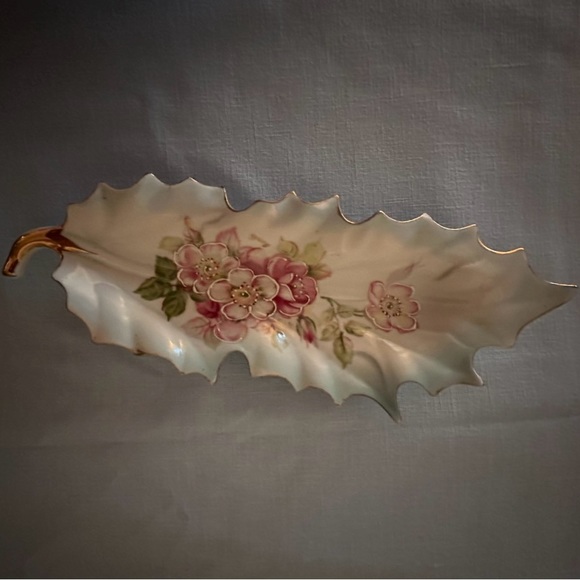 Beautiful leaf trinket dish - Picture 1 of 2